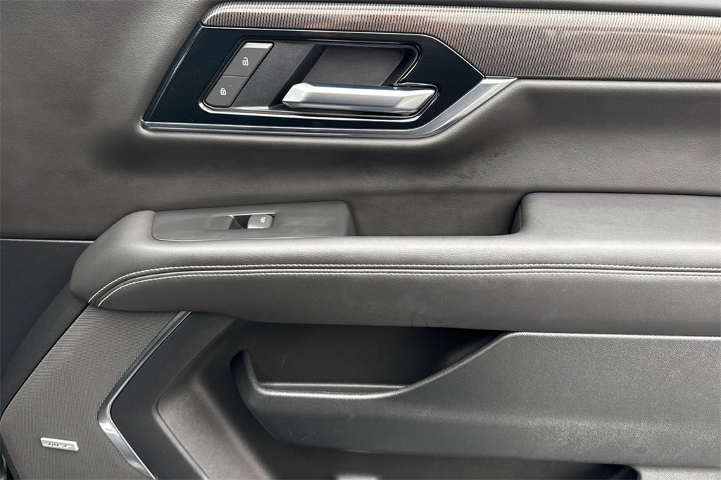 Used 2025 GMC Yukon Elevation image 25