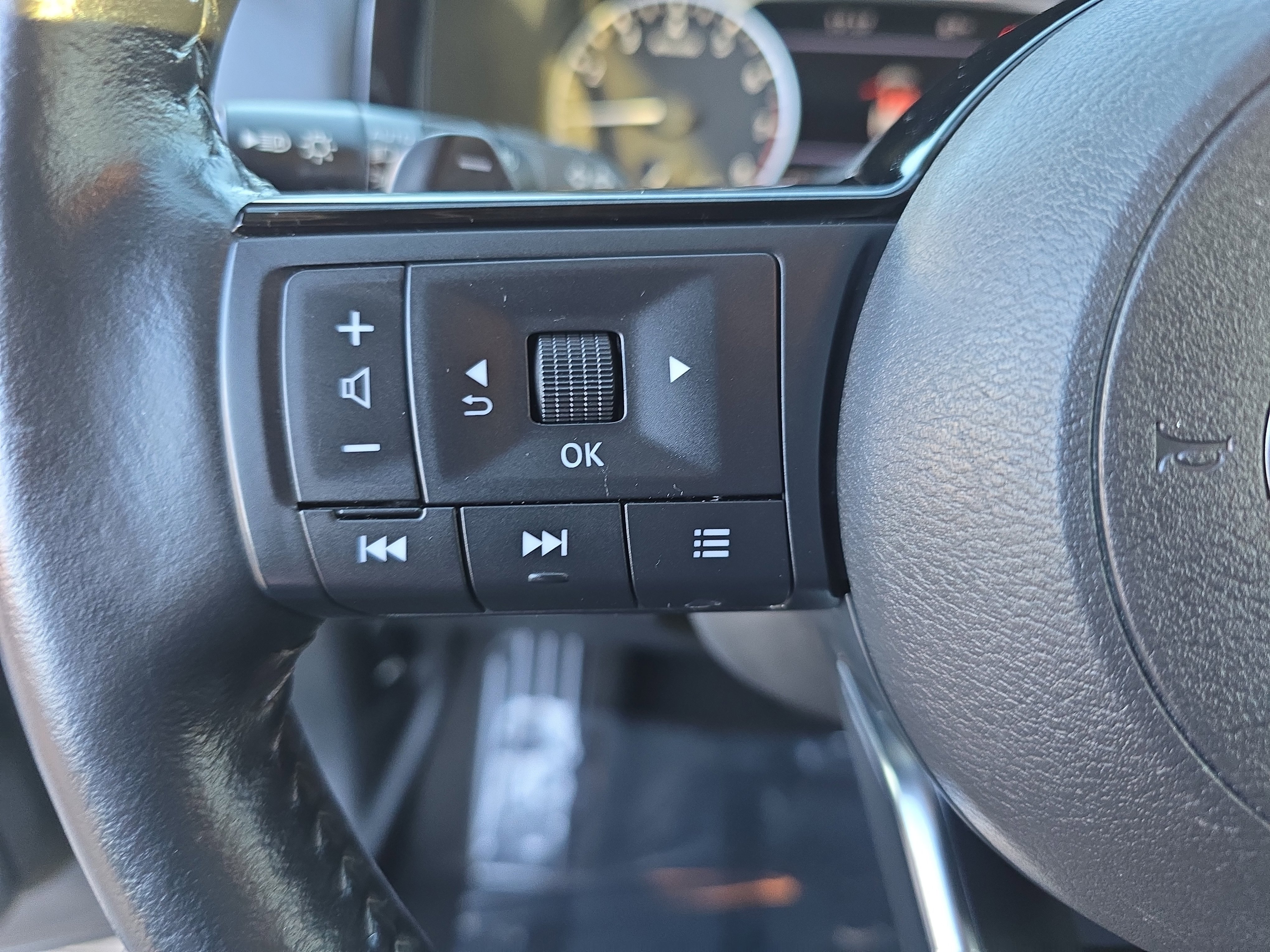 Used 2022 Nissan Pathfinder SL w/ SL Black Package image 19