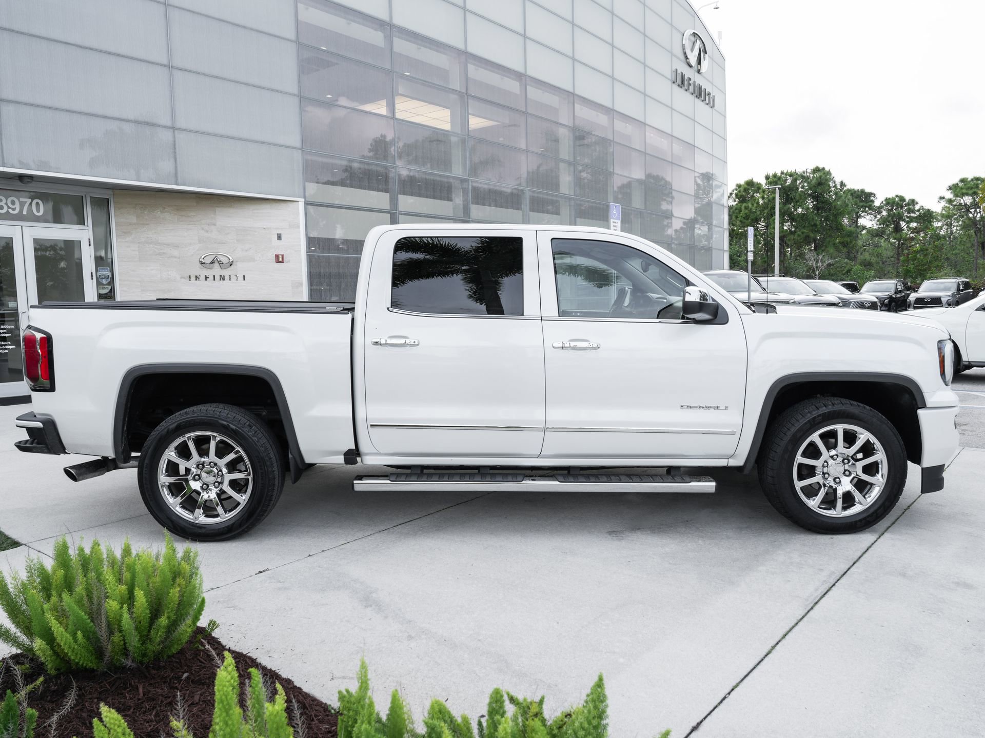 Used 2016 GMC Sierra 1500 Denali w/ Enhanced Driver Alert Package AWD/4WD image 28