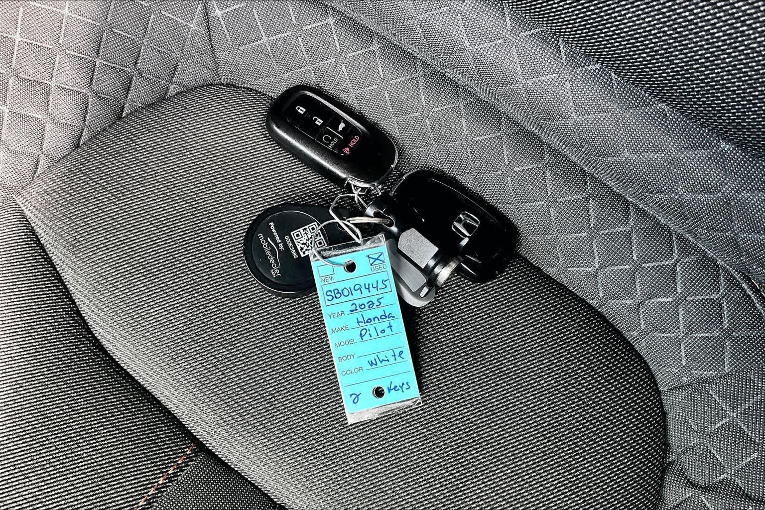 Used 2025 Honda Pilot Sport image 15