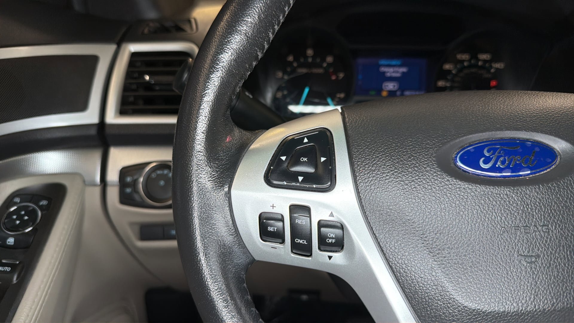 Used 2014 Ford Explorer XLT FWD image 27