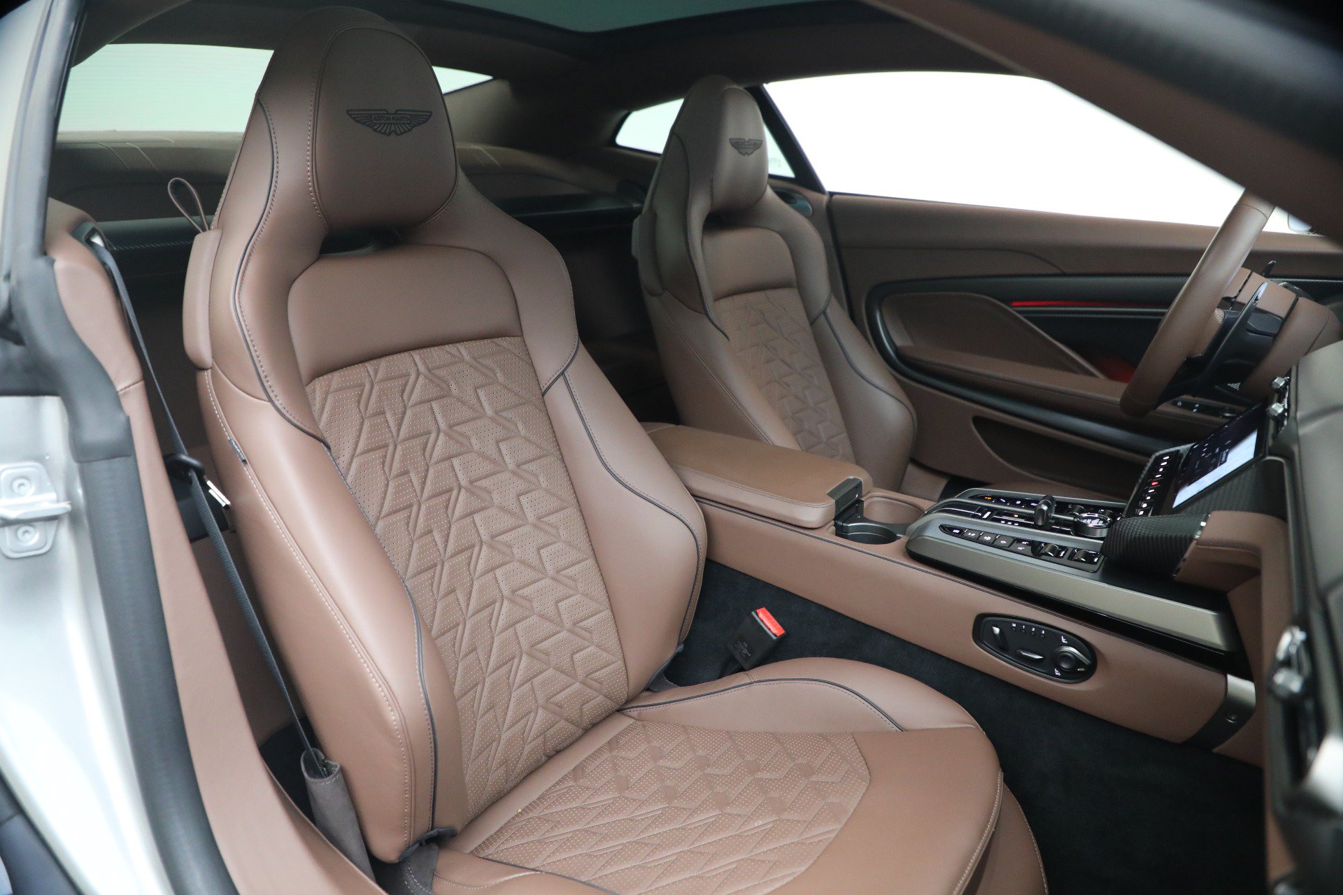 Used 2025 Aston Martin Vanquish RWD image 29