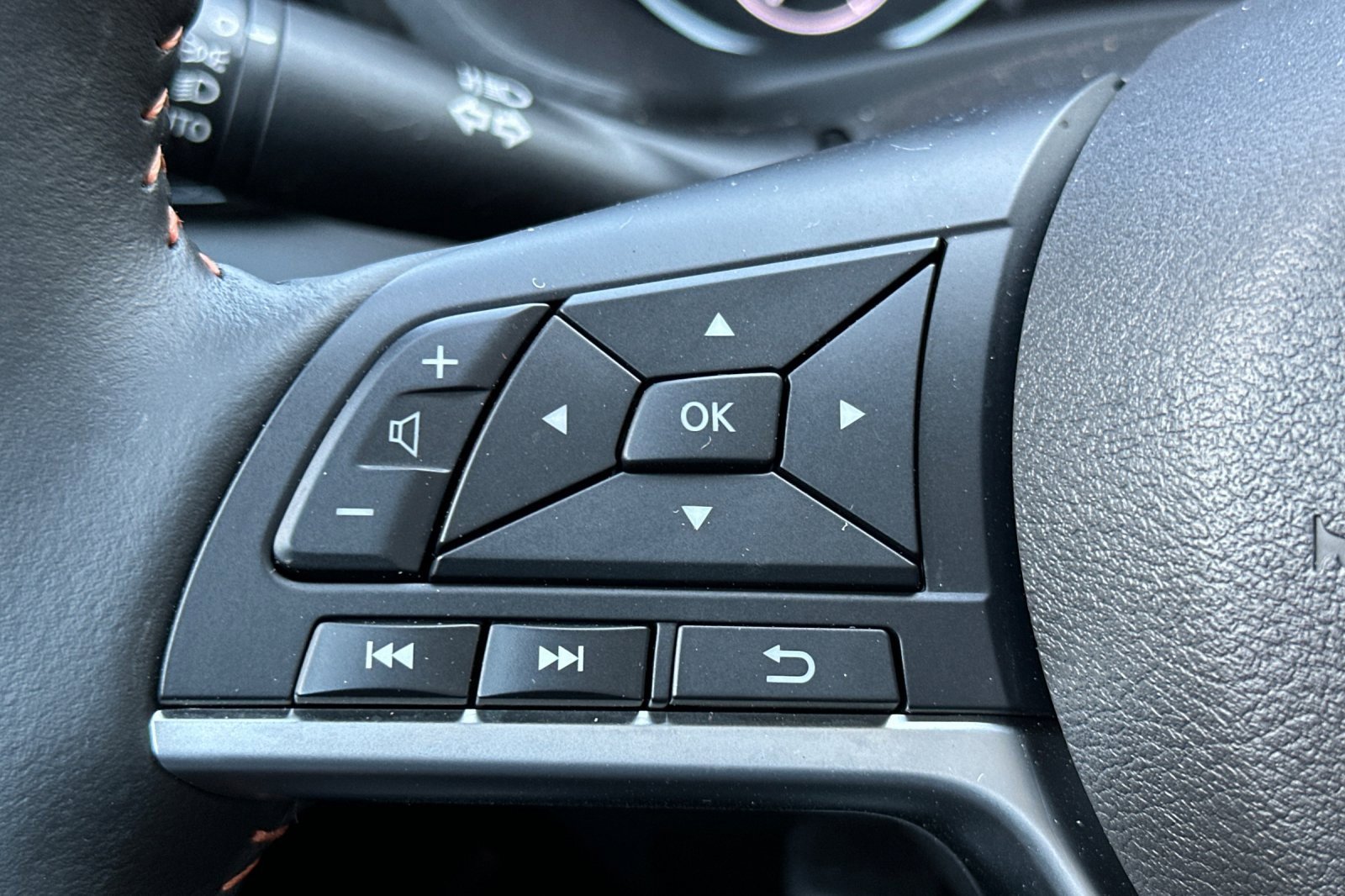 Used 2025 Nissan Sentra SR w/ SR Premium Package image 35