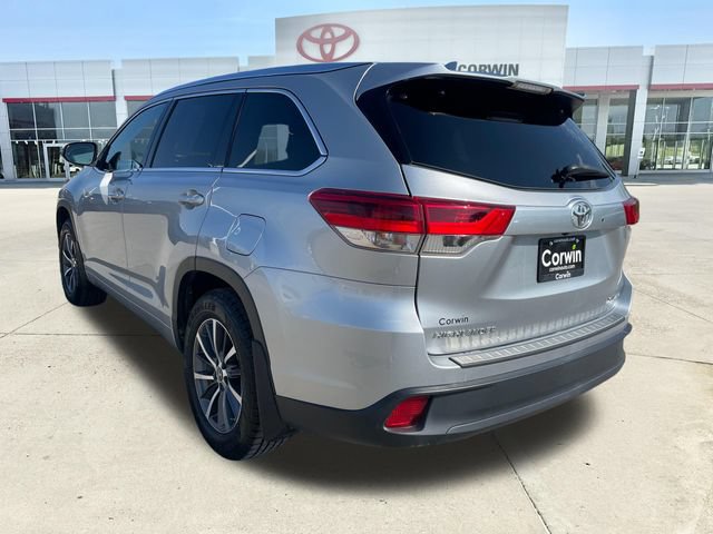 Used 2017 Toyota Highlander XLE AWD/4WD image 3