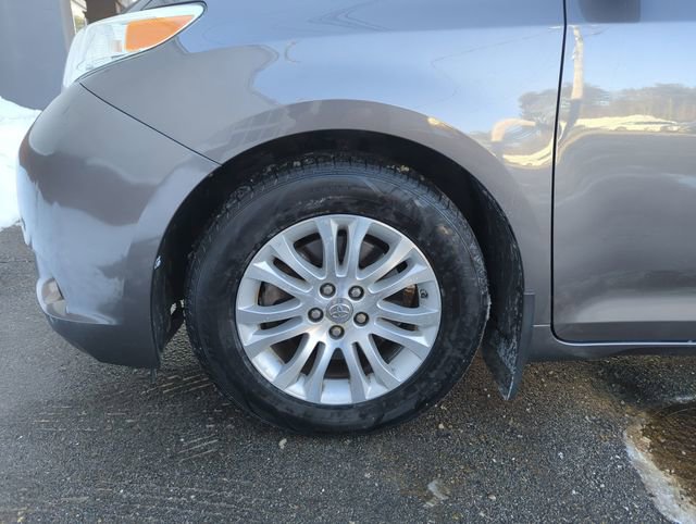 Used 2013 Toyota Sienna XLE w/ Entertainment Pkg image 29