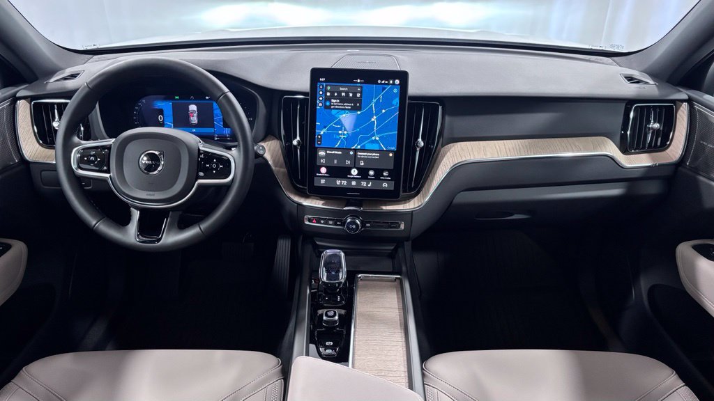 New 2027 Volvo XC60 T8 Plus AWD/4WD image 2