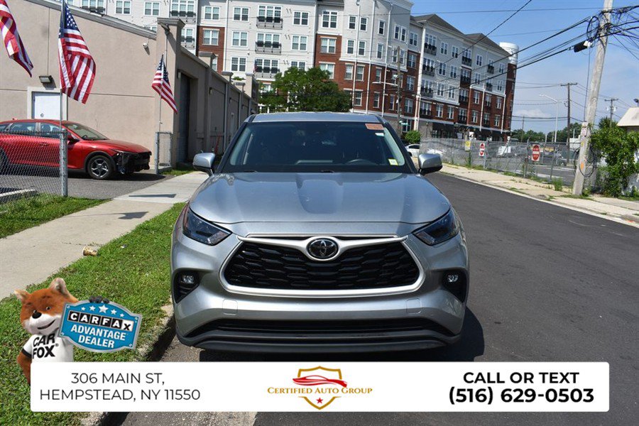 Used 2025 Toyota Highlander LE FWD image 2