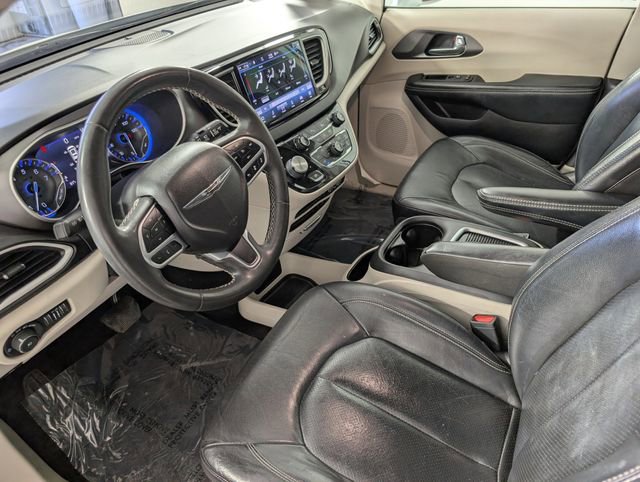 Used 2022 Chrysler Pacifica Touring-L image 12
