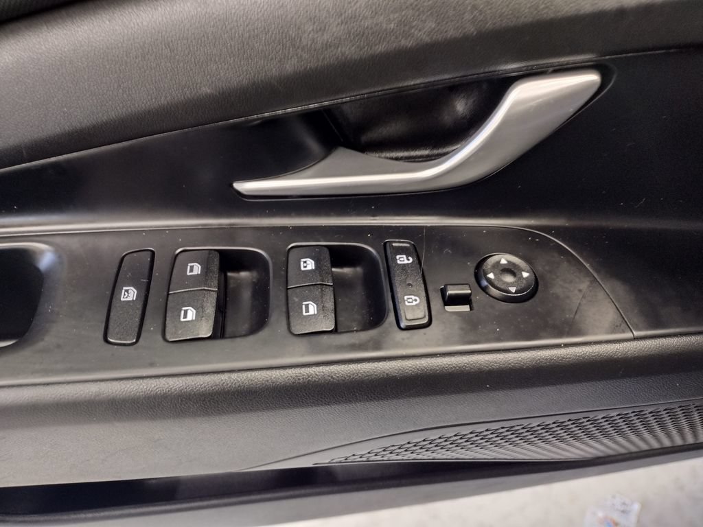 Certified 2023 Hyundai Elantra SEL w/ Preferred Accessory Package FWD image 18