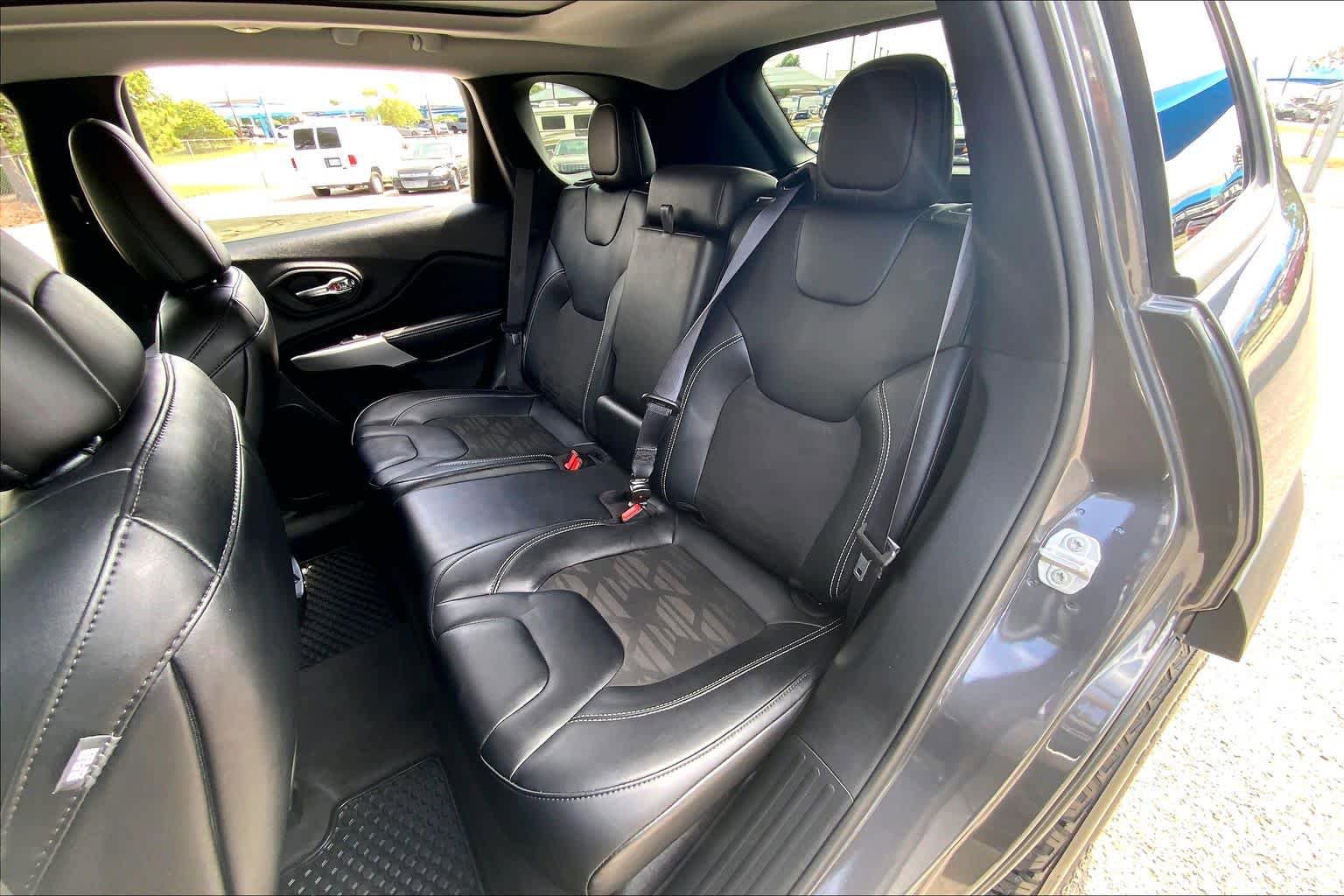 Used 2022 Jeep Cherokee Latitude w/ Sun & Sound Group AWD/4WD image 21