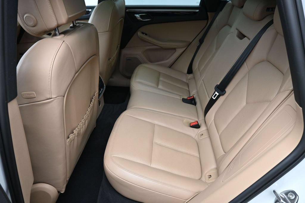 Certified 2022 Porsche Macan AWD/4WD image 7