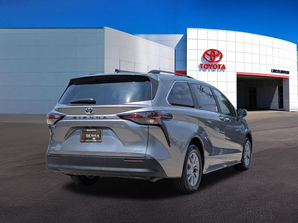 Used 2026 Toyota Sienna XLE FWD image 11