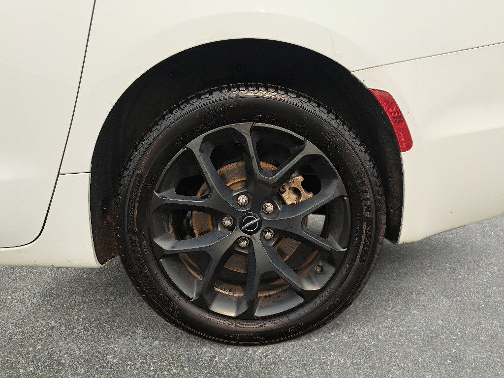 Certified 2023 Chrysler Pacifica Touring-L w/ Uconnect Theater Family Group AWD/4WD image 34