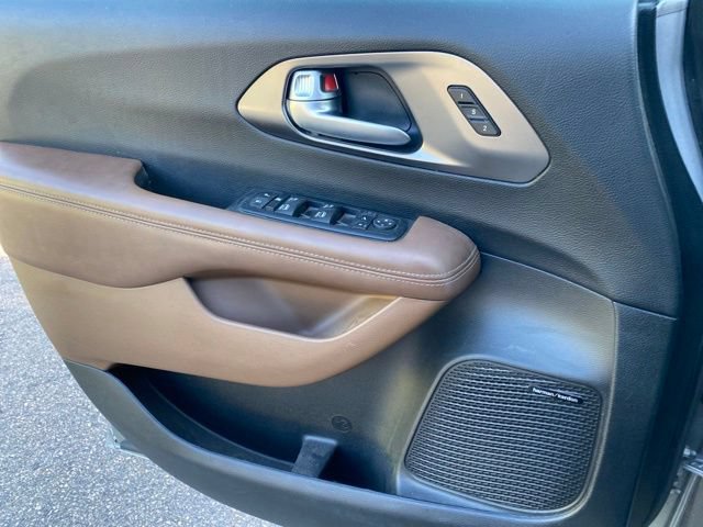 Used 2017 Chrysler Pacifica Limited FWD image 23
