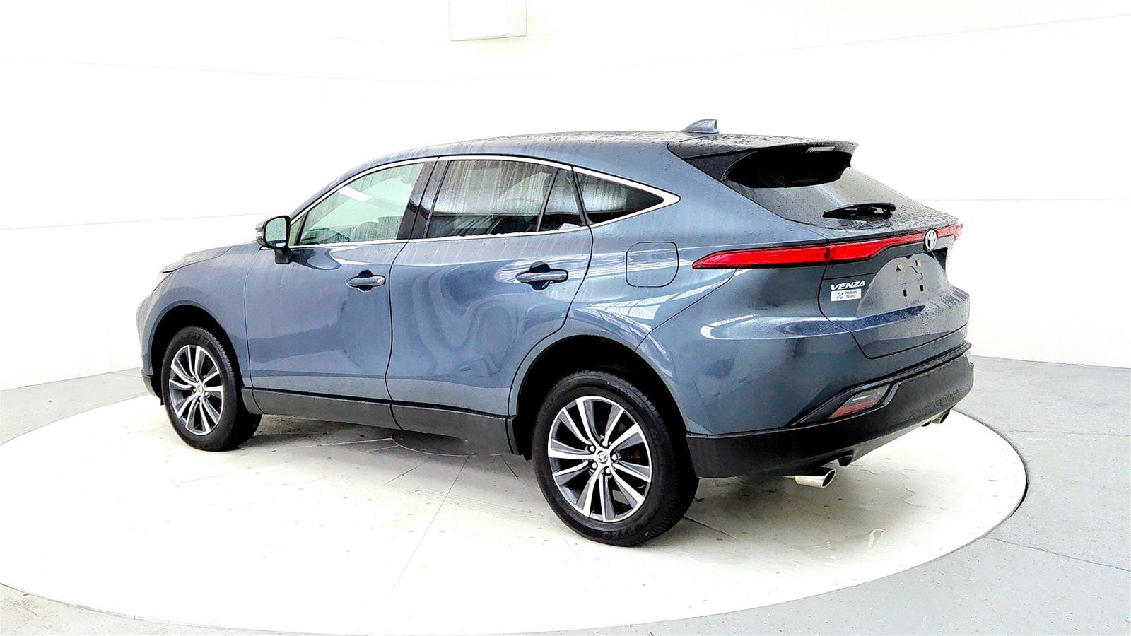 Certified 2023 Toyota Venza LE image 4