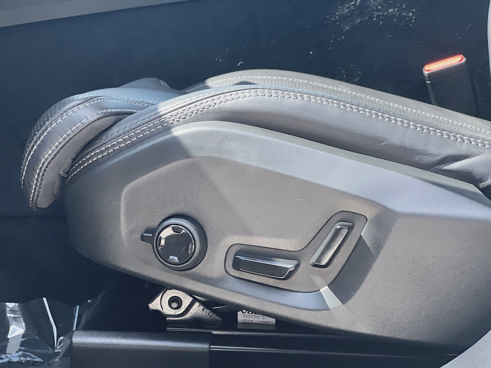 Certified 2023 Volvo XC60 B5 Ultimate w/ Climate Package AWD/4WD image 22