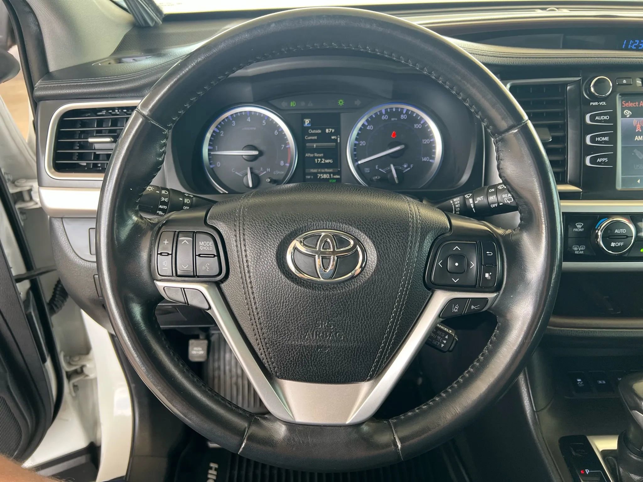 Used 2019 Toyota Highlander SE image 12