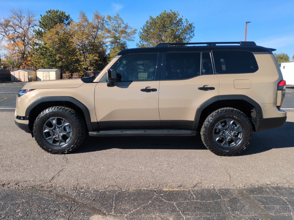 Used 2024 Lexus GX 550 AWD/4WD image 2