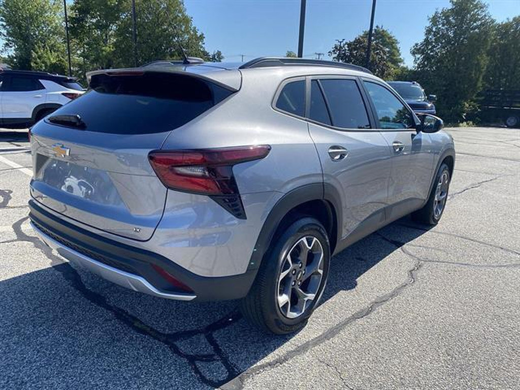 Certified 2024 Chevrolet Trax LT w/ Sunroof Package FWD image 2