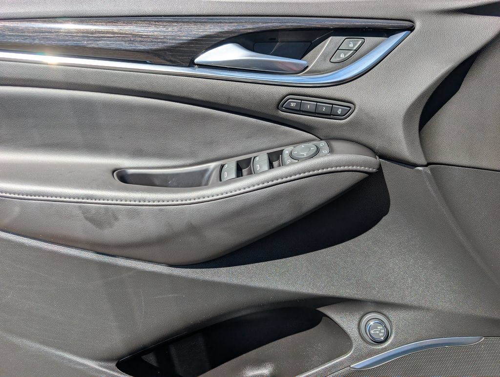 Used 2019 Buick Enclave Avenir w/ Avenir Technology Package AWD/4WD image 18