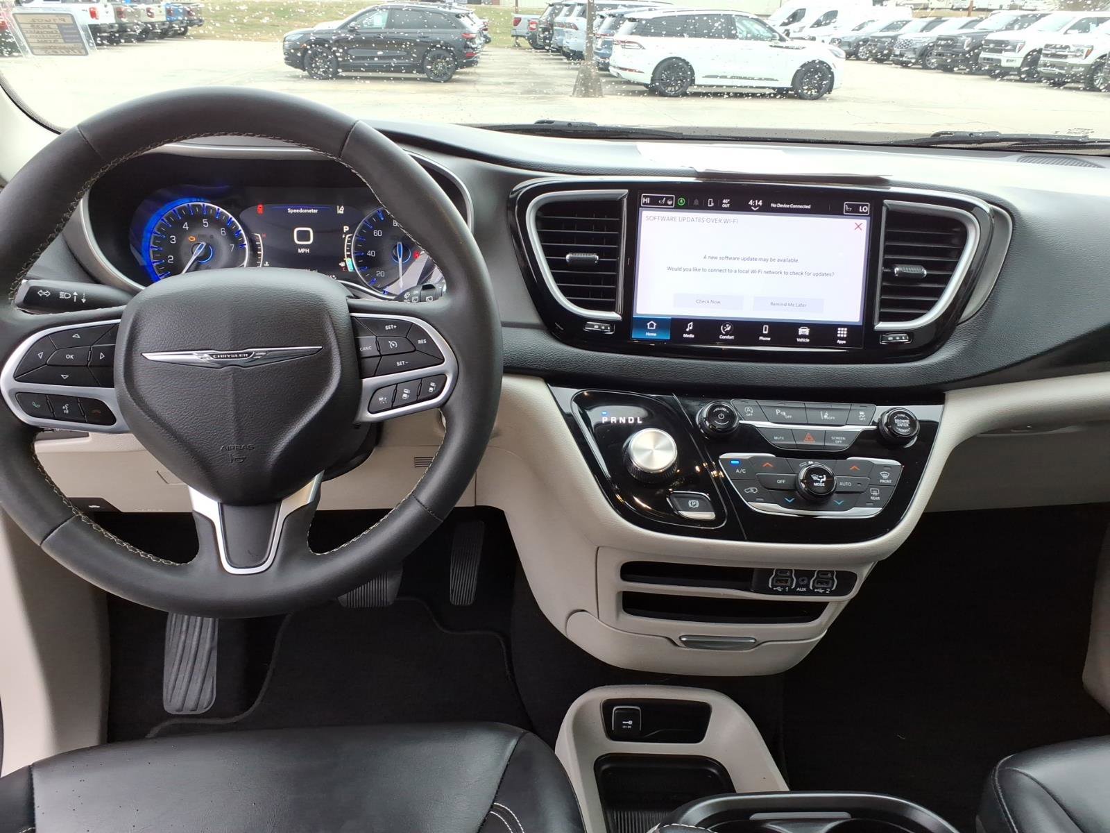 Used 2023 Chrysler Pacifica Touring-L image 15