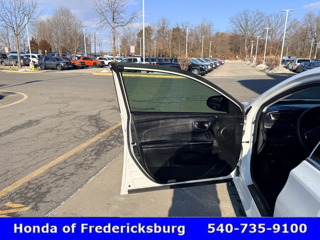 Used 2016 Toyota Avalon Limited w/ Toyota Safety Sense Package image 15