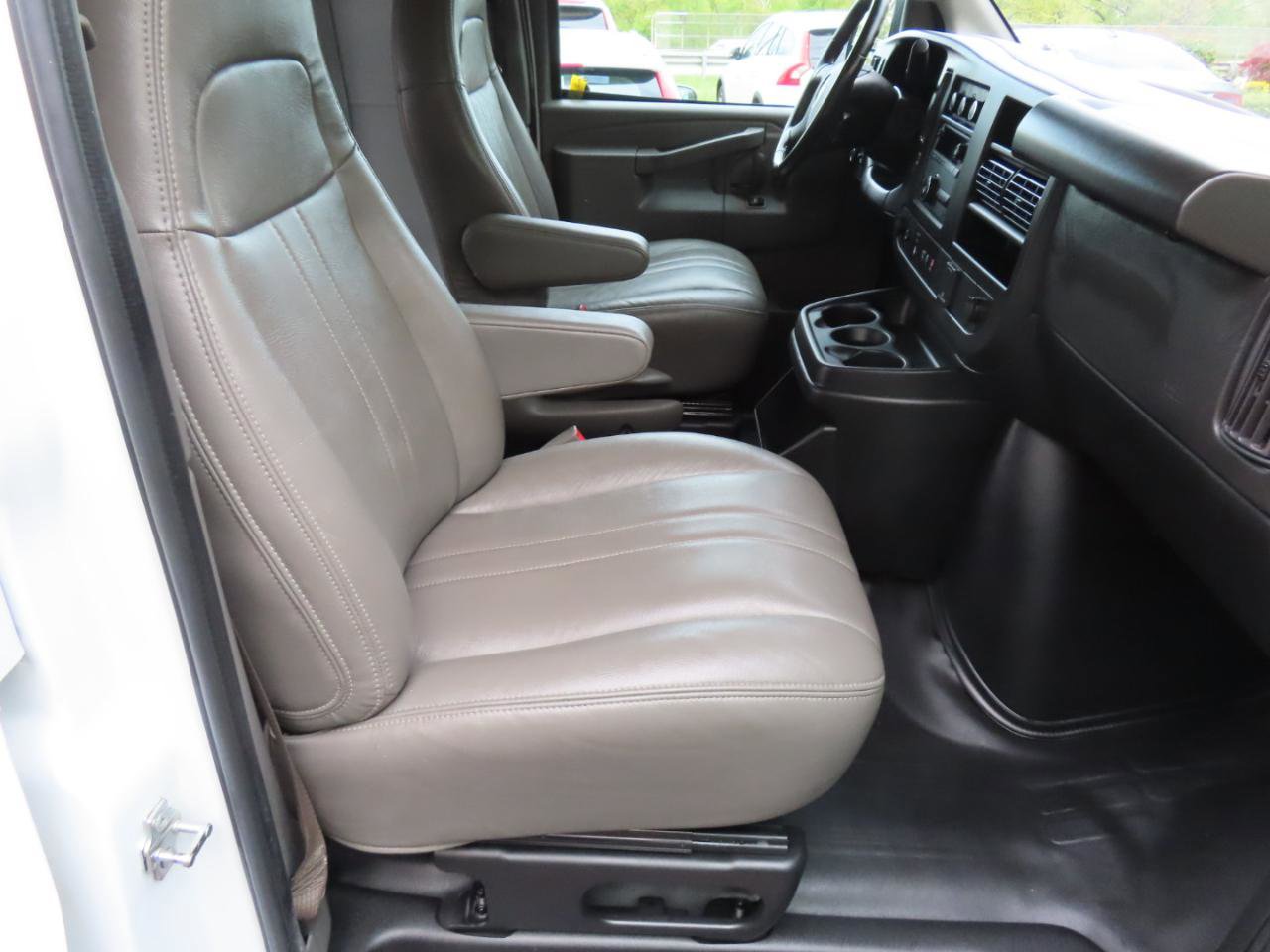 Used 2023 Chevrolet Express 3500 w/ Driver Convenience Package RWD image 16
