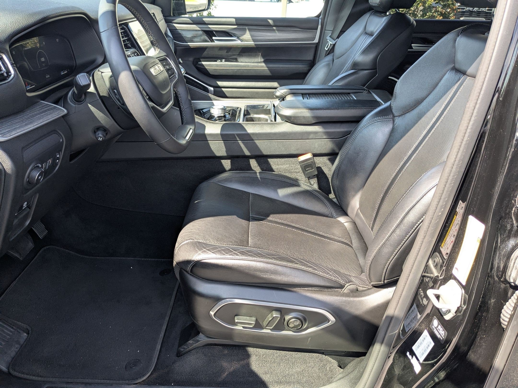 Used 2024 Jeep Wagoneer L Series II RWD image 13