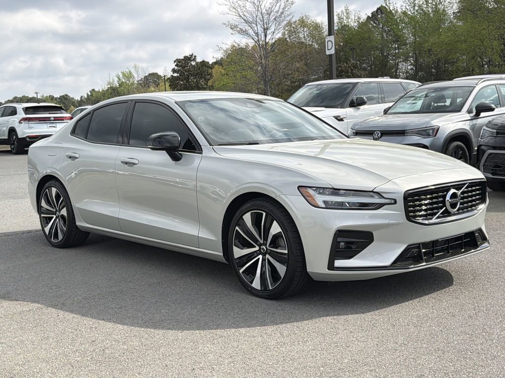 Used 2022 Volvo S60 B5 Momentum w/ Premium Package image 7