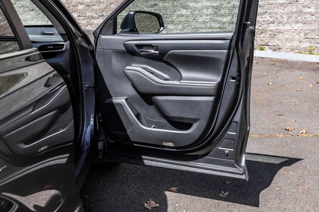 Used 2023 Toyota Highlander XLE AWD/4WD image 15