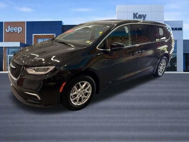 Used 2023 Chrysler Pacifica Touring-L FWD image 2
