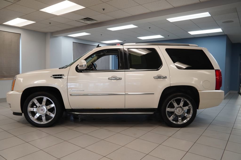 Used 2011 Cadillac Escalade Luxury image 2