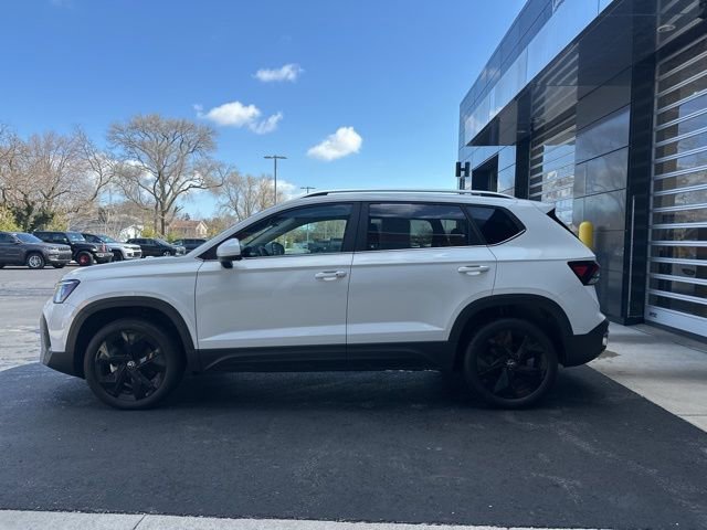 Used 2025 Volkswagen Taos SE image 4