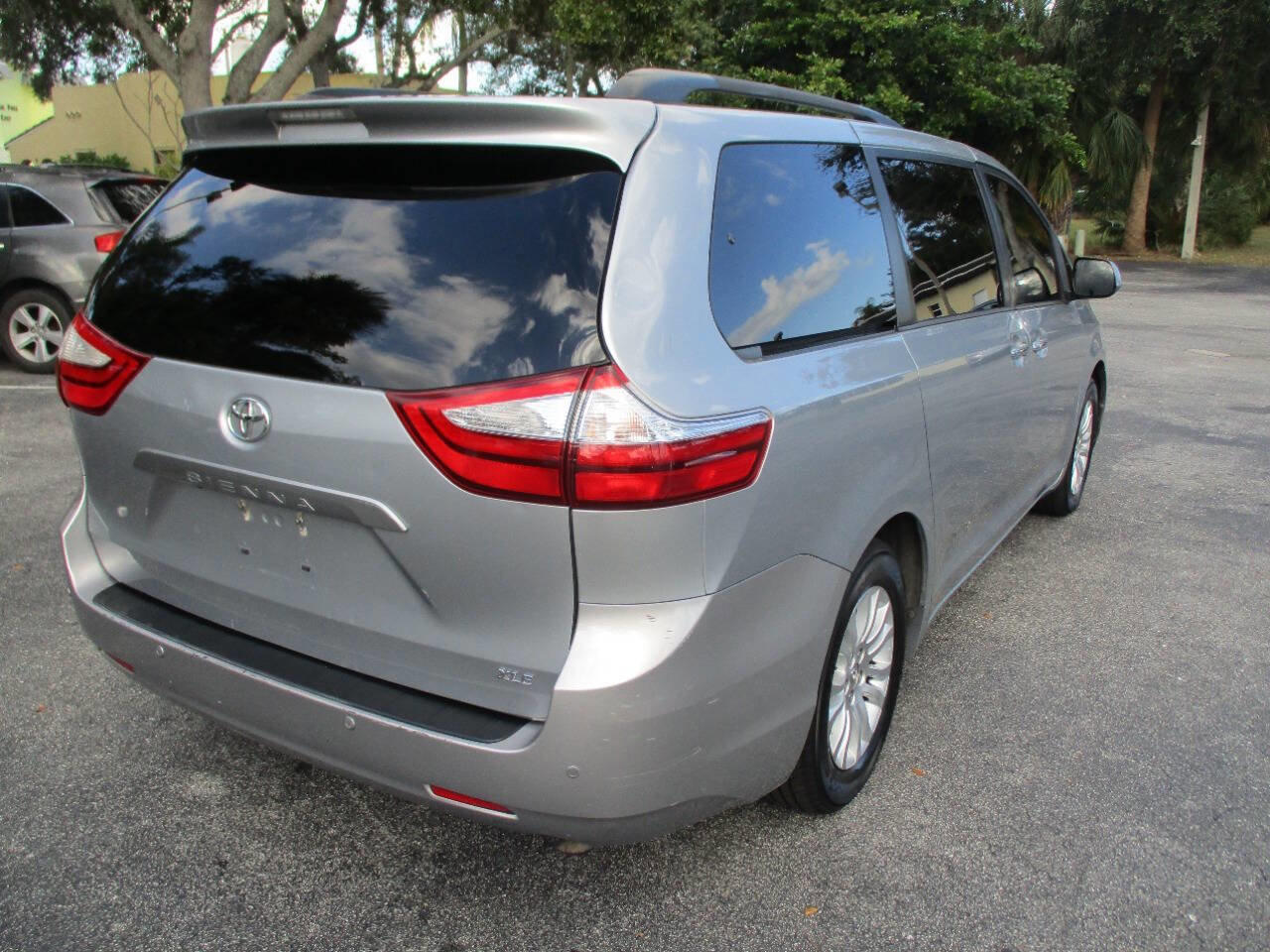 Used 2015 Toyota Sienna XLE Premium image 9