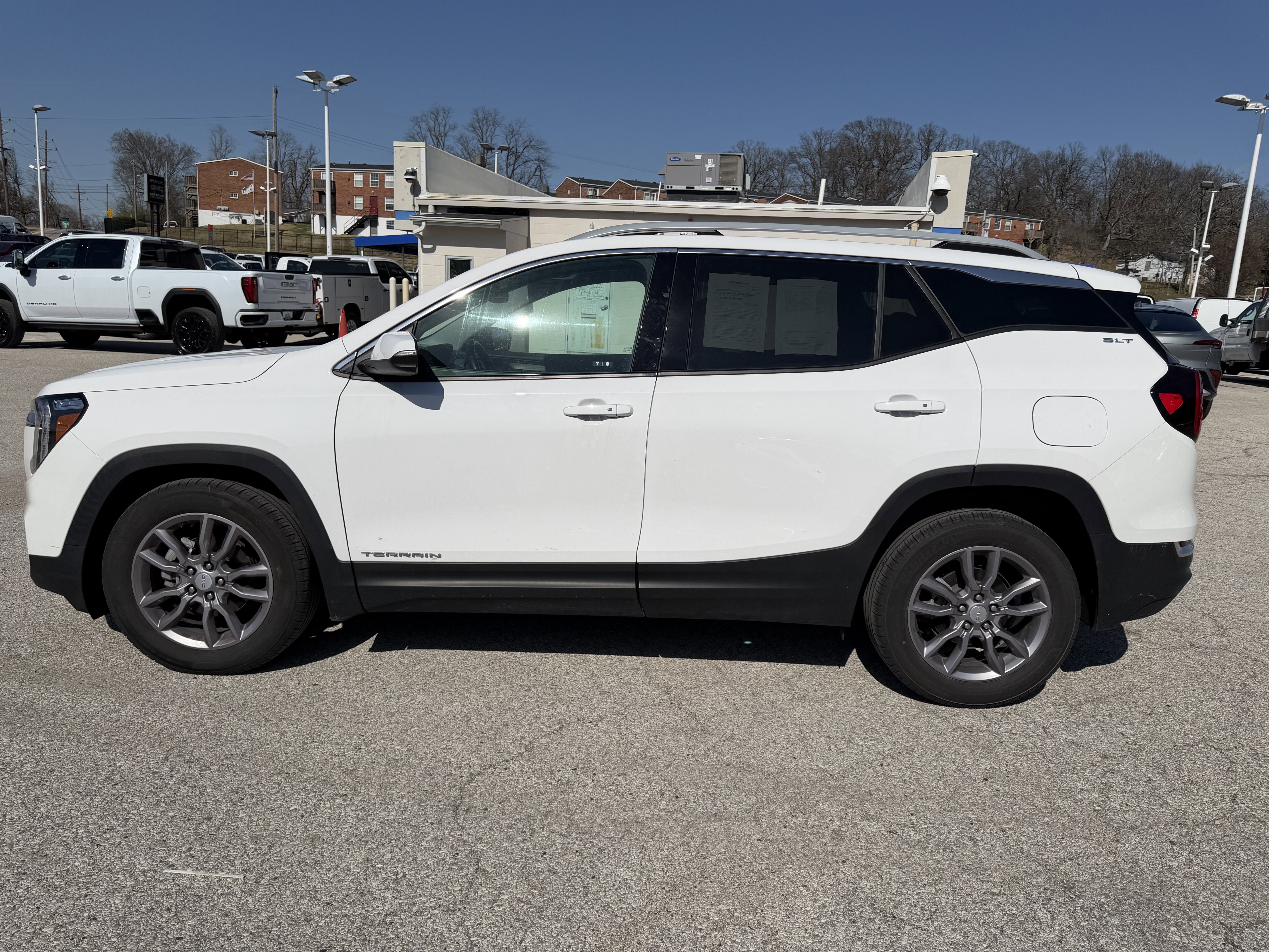 Used 2023 GMC Terrain SLT image 4