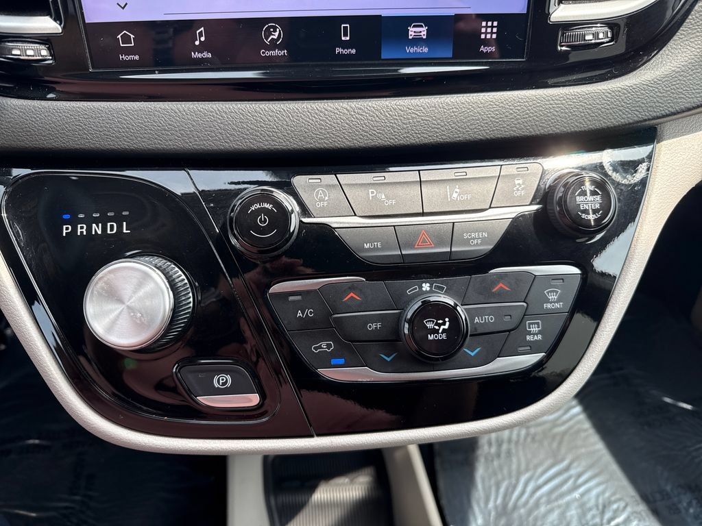 Used 2024 Chrysler Pacifica Touring-L FWD image 15