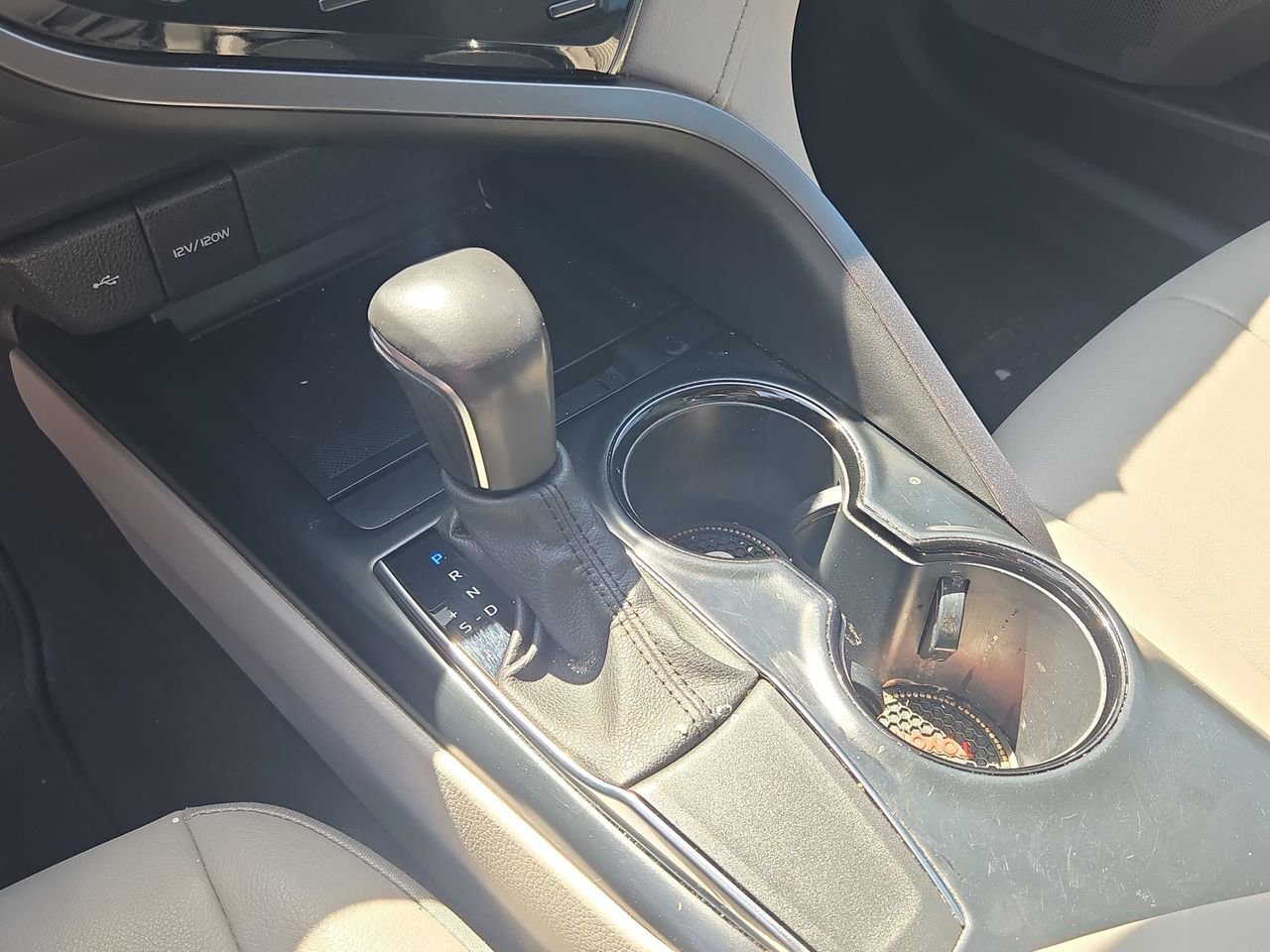 Used 2020 Toyota Camry SE w/ Carpet Mat Package FWD image 13