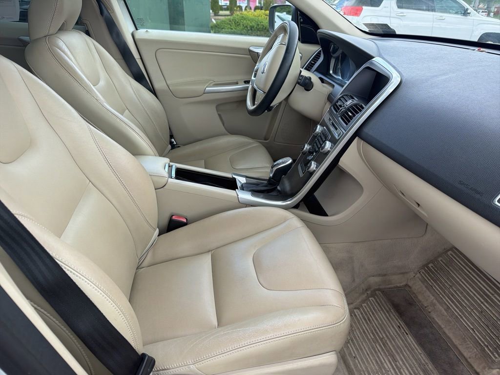 Used 2015 Volvo XC60 T6 image 7