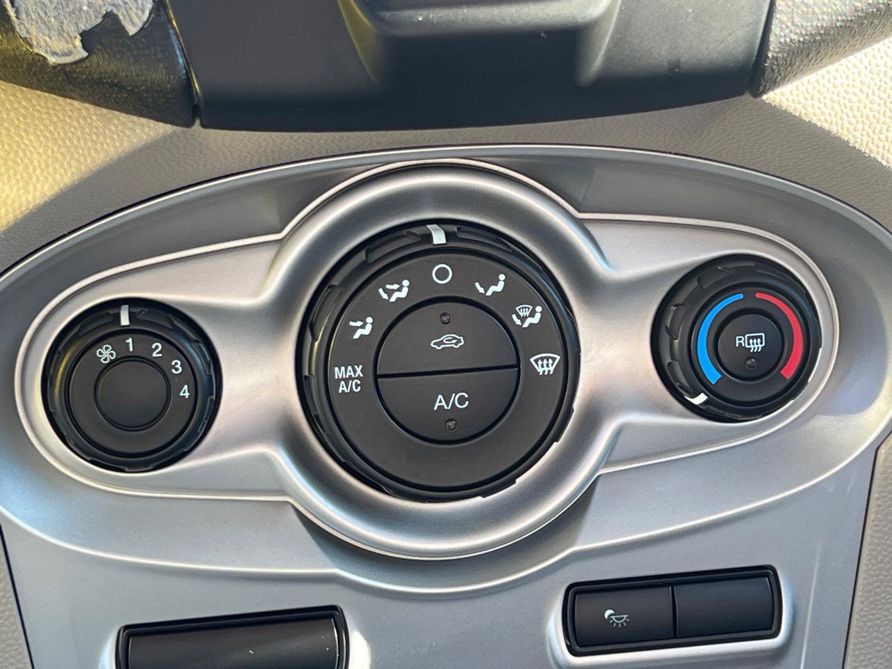 Used 2015 Ford Fiesta SE FWD image 21