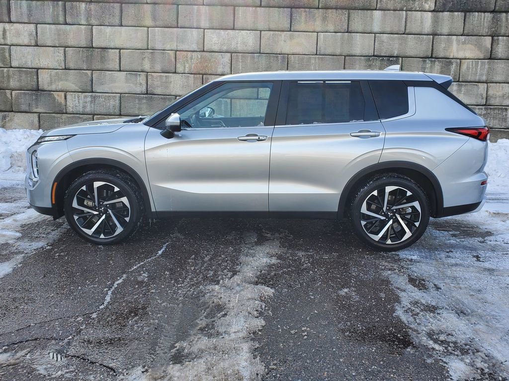 Used 2024 Mitsubishi Outlander SE image 2