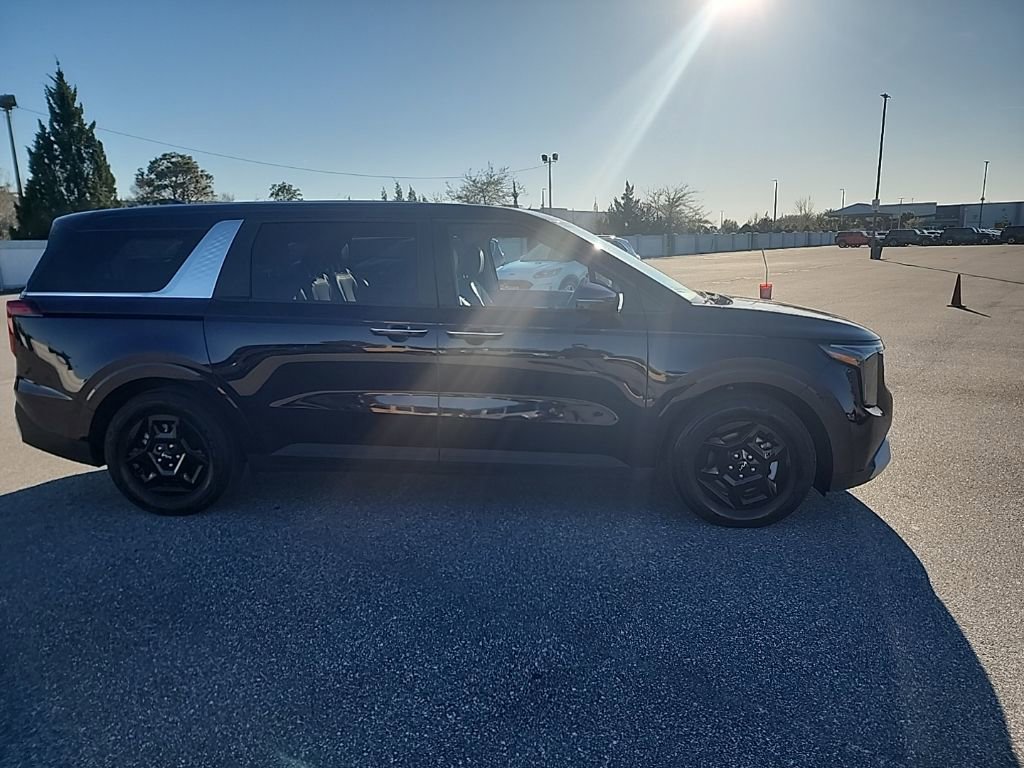 Used 2025 Kia Carnival image 4