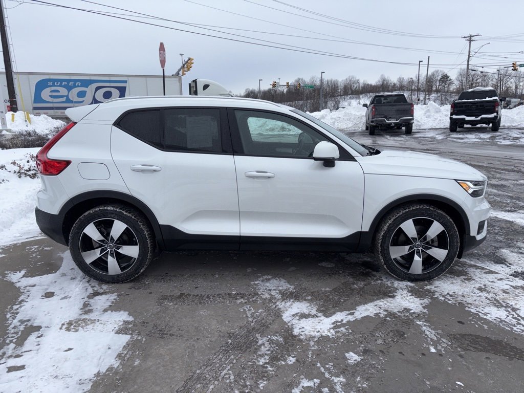 Used 2021 Volvo XC40 T5 Momentum w/ Premium Package image 5