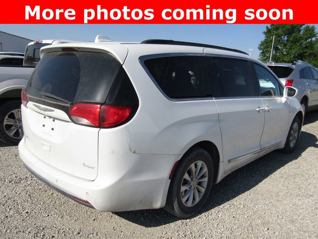 Used 2017 Chrysler Pacifica Touring-L FWD image 5