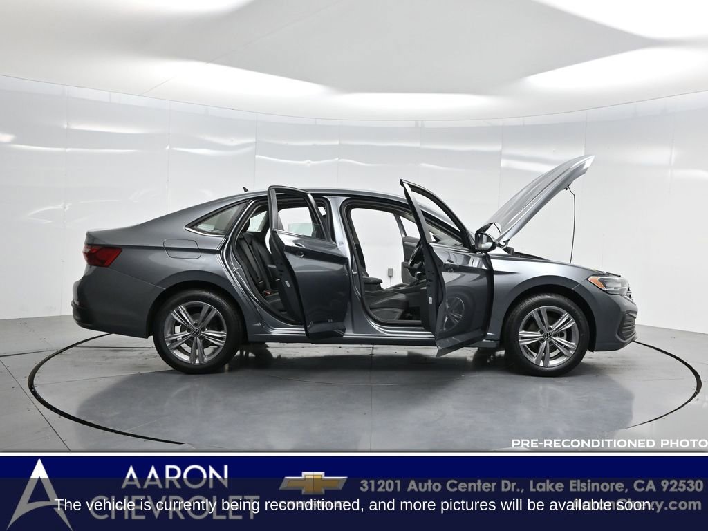 Used 2022 Volkswagen Jetta SE image 3
