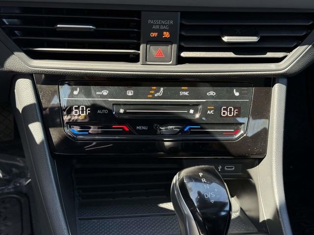 Used 2025 Volkswagen Jetta SE w/ Sunroof Package image 17