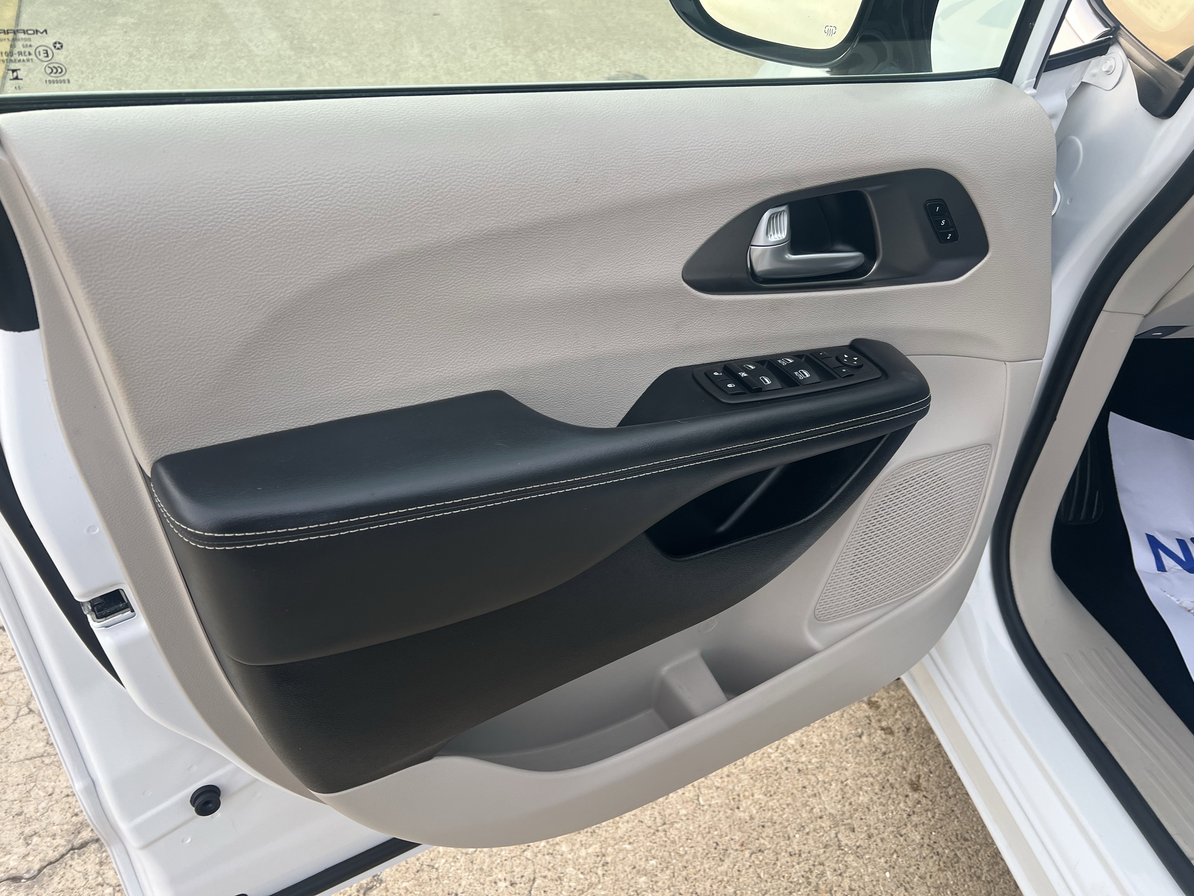 Used 2024 Chrysler Pacifica Touring-L image 13