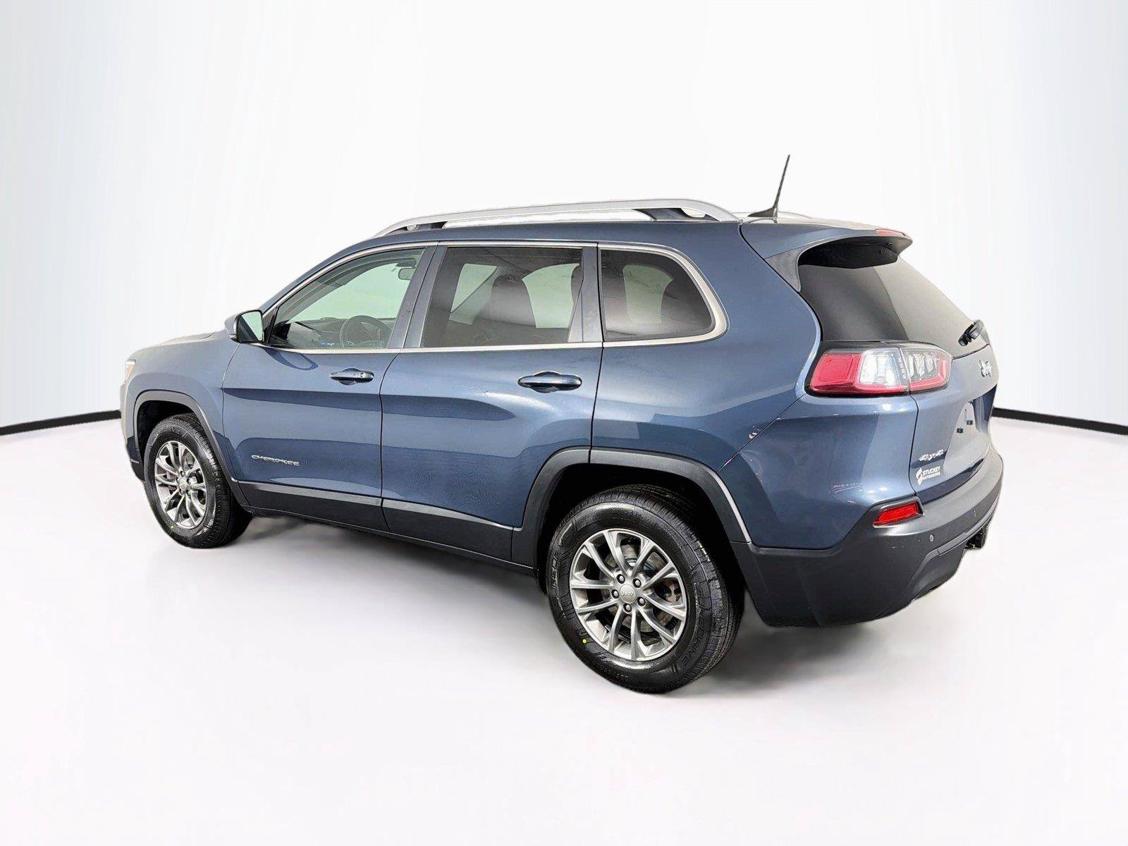 Used 2019 Jeep Cherokee Latitude Plus w/ Cold Weather Group AWD/4WD image 9