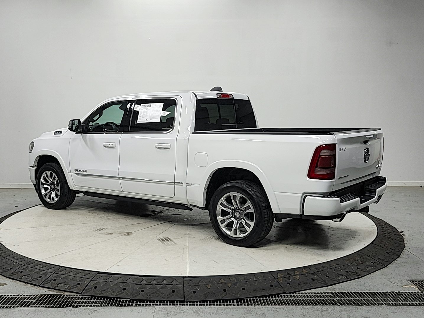 Used 2023 RAM 1500 Limited w/ Body Color Bumper Group AWD/4WD image 11