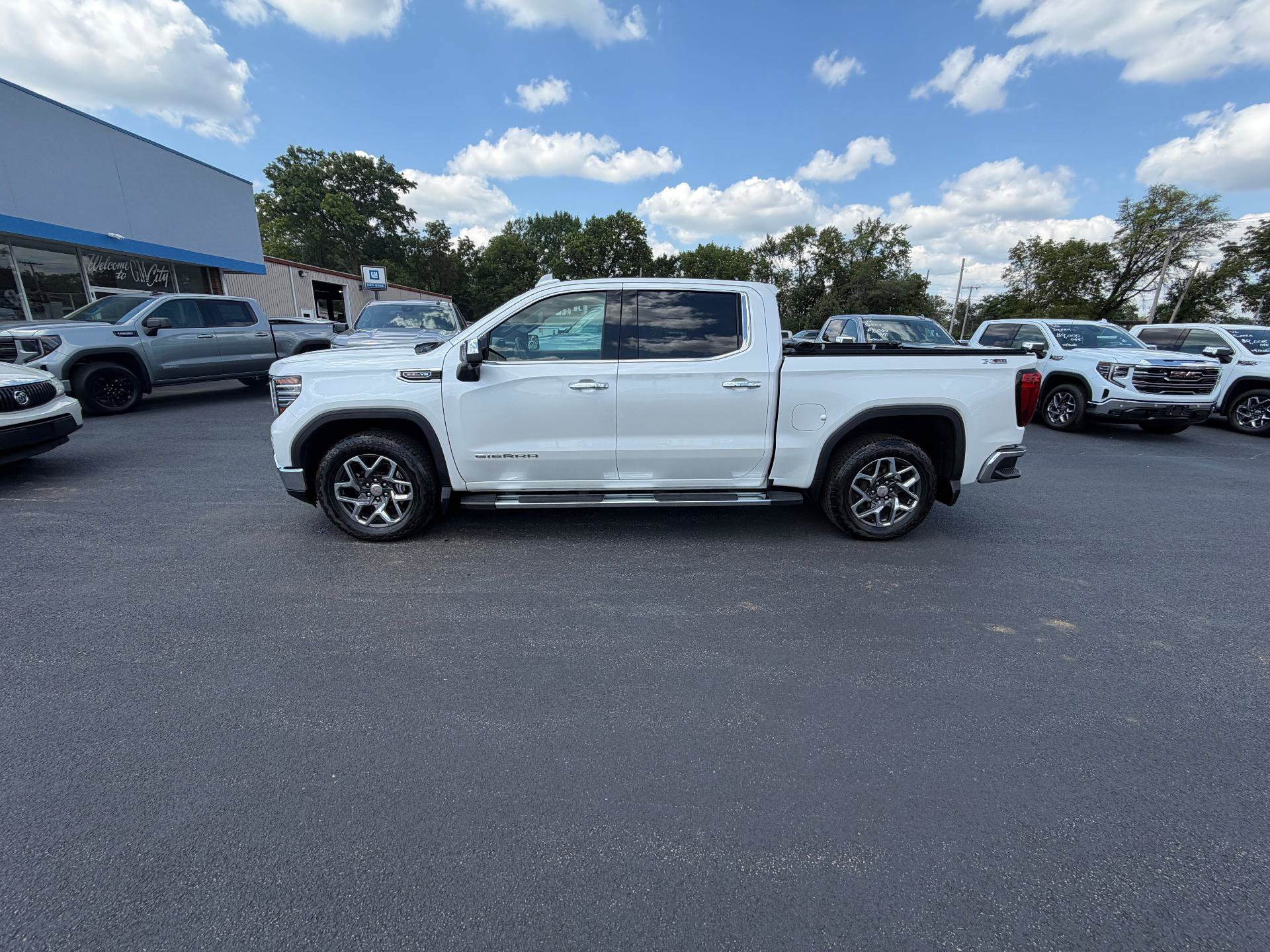 Used 2024 GMC Sierra 1500 SLT w/ SLT Premium Plus Package AWD/4WD image 2