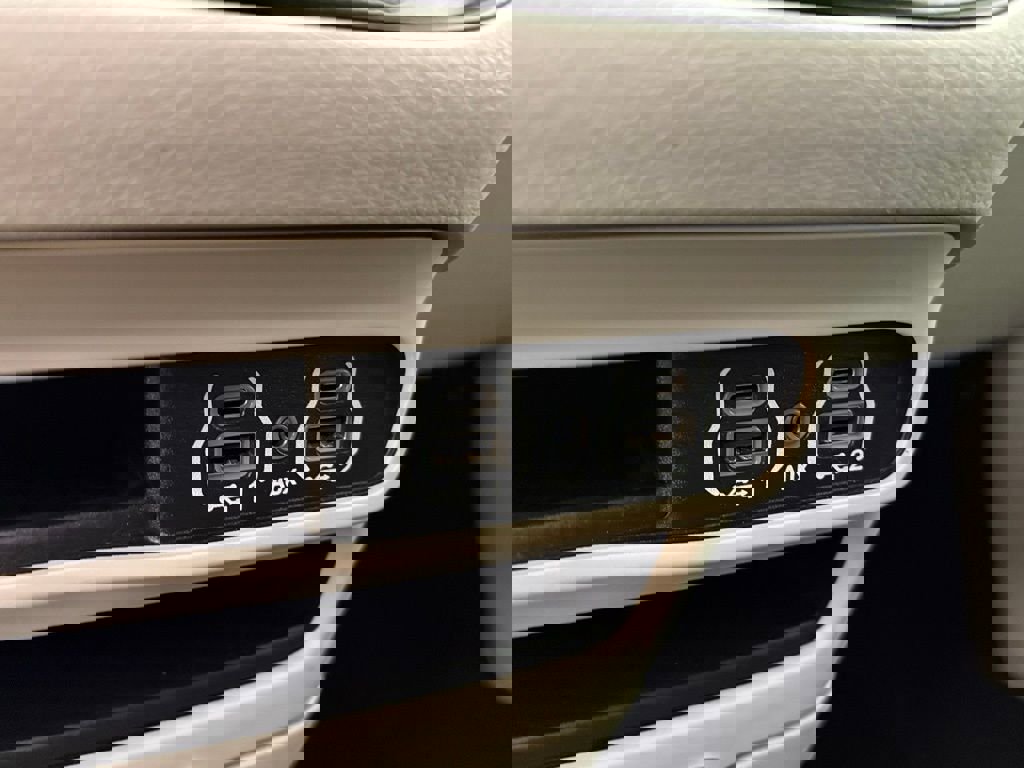 Used 2023 Chrysler Pacifica Touring-L image 31